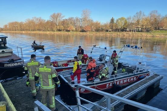 Rettungsboote auf dem Wasser mit Besatzung