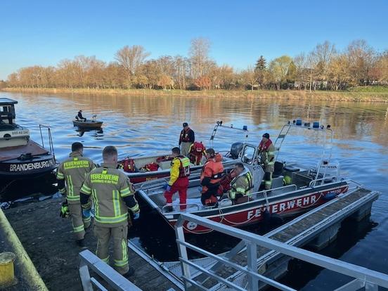 Rettungsboote auf dem Wasser mit Besatzung
