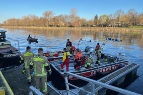 Rettungsboote auf dem Wasser mit Besatzung