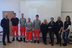 Teilnehmer des Lehrgangs stehen in einer Reihe