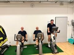 Feuerwehrmänner beim Fitnesstest auf dem Fahrrad