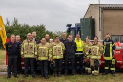 Gruppenbild vor dem Fahrzeug