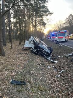 PKW auf Dach im Graben