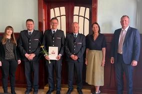 Gruppenbild mit Urkunde und Blumen