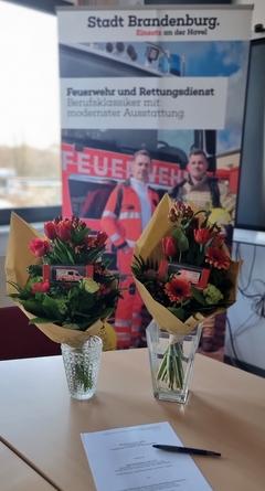 Blumensträuße mit einem Miniaturauto