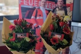 Blumensträuße mit einem Miniaturauto