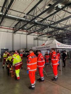 DRK und DLRG Mitarbeiter in der Halle