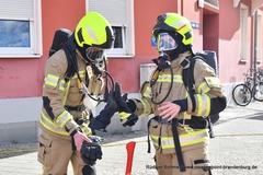 Zwei Feuerwehrleute mit Pressluftatmer machen sich für den Innenangriff fertig.