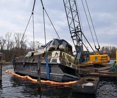 Boot wird mittels Krahn aus dem Wasser gehoben.