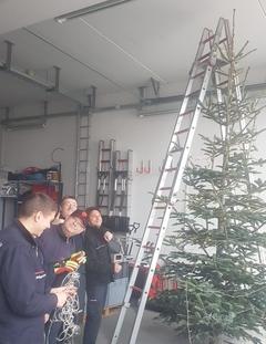 Baum wird geschmückt