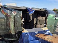 Pkw auf der Seite liegend und das Dach ist aufgeschnitten