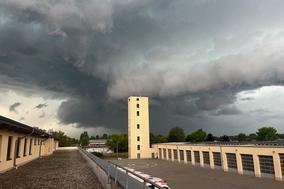 Schlauchturm der Feuerwehr. Im Hintergrund die Unwetterfront