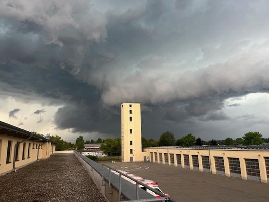 Schlauchturm der Feuerwehr. Im Hintergrund die Unwetterfront