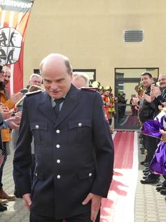 Mitarbeiter der Feuerwehr auf dem roten Schlauchteppich