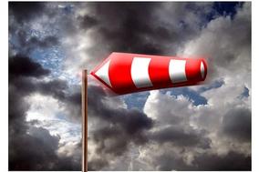 Windsack vor Wolkenhimmel