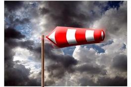 Windsack vor Wolkenhimmel