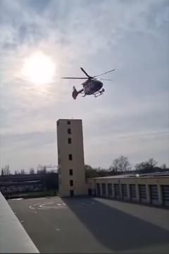 Hubschrauber beim Start im Innenhof der Feuerwehr