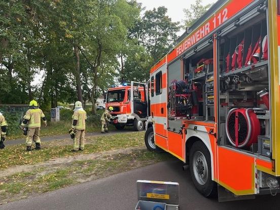 Feuerwehrmänner bei der Arbeit an ihren Fahrzeugen