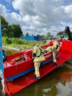Zwei Feuerwehrmänner auf dem Rettungsboot der Feuerwehr