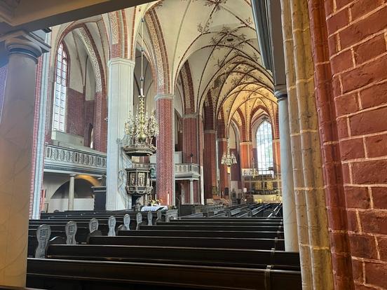 Blick in die Kirche mit ihren Sitzbänken