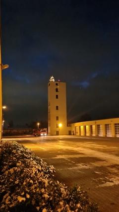 Weihnachtsbaum auf Schlauchturm leuchtet