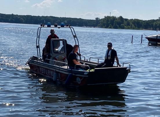 Feuerwehrboot auf dem Wasser mit vier Mann Besatzung