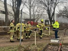 Feuerwehrmänner an den Schienen