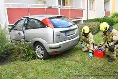 Zwei Feuerwehrmänner hocken am Auto