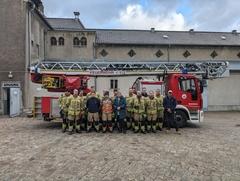 Die Kameraden der 2. Wachabteilung vor der Drehleiter