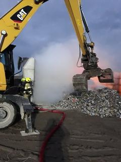 Kran mit Feuerwehrmänner
