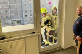 Männer stehen auf dem Balkon. Sie versuchen die Terassentür zu öffnen.