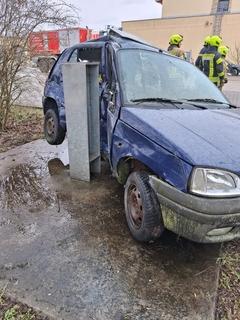 PKW wickelt sich um Pfeiler