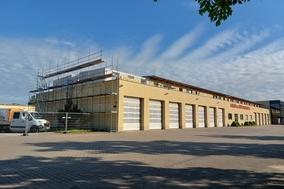 Feuerwehr und Rettungswache von der Seite.