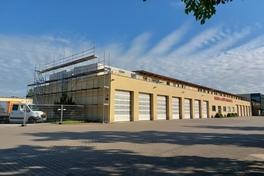 Feuerwehr und Rettungswache von der Seite.