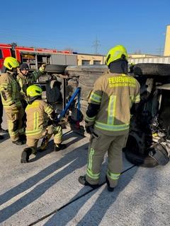 Feuerwehrmänner bei der Übung am Schrottauto