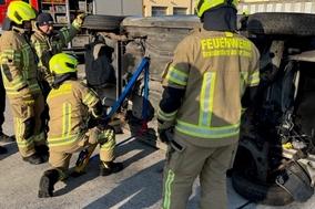 Feuerwehrmänner bei der Übung am Schrottauto