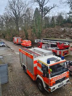 Vier Feuerwehrfahrzeuge von oben fotografiert