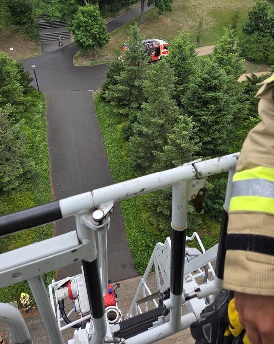 Blick von oben aus dem Leiterkorb nach unten