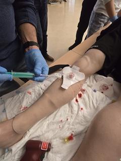 Bohrer wir am Bein einer Puppe angesetzt