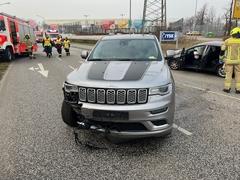 Straße mit verunfallten Autos von der anderen Seite