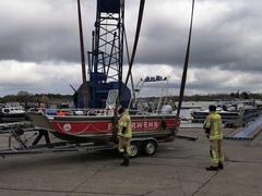 Rettungsboot am Kran wird zu Wasser gelassen.