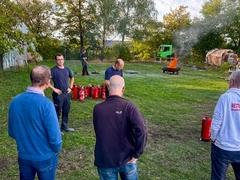 Brandübung auf der Wise mit mehreren Personen und einer Feuerschale