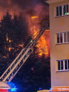 Drehleiter im Einsatz am brennenden Gebäude