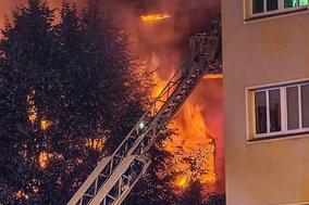 Drehleiter im Einsatz am brennenden Gebäude