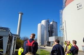 Feuerwehrmänner vor dem Heizkraftwerk