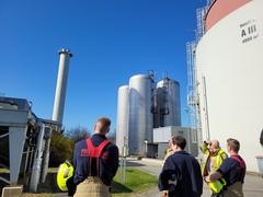 Feuerwehrmänner vor dem Heizkraftwerk