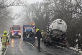 LKW am Seitenrand, Streufahrzeug in der Mitte und Feuerwehr
