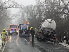 LKW am Seitenrand, Streufahrzeug in der Mitte und Feuerwehr