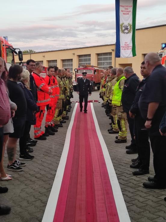 Kollegen der Berufsfeuerwehr verabschieden per Spalier einen Mitarbeiter