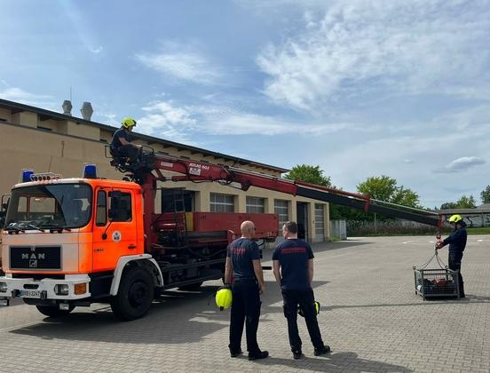 Einsatzkräfte üben am Wechselladerfahrzeug